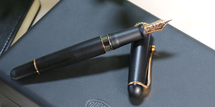 aurora_ 88_black_satin_rose_fountain_pen_uncapped